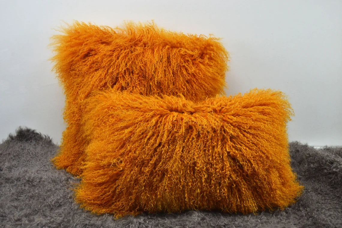 Housse de coussin en fourrure d'agneau tibétaine/mongole jaune curcumine