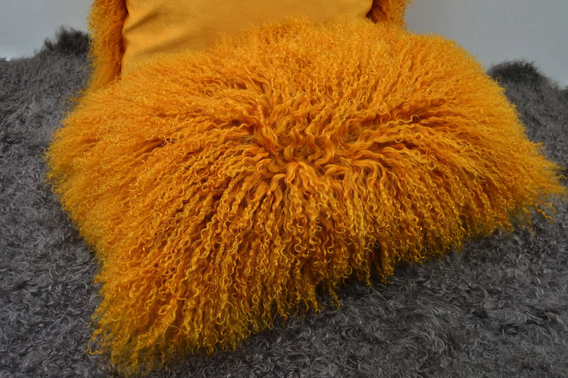 Housse de coussin en fourrure d'agneau tibétaine/mongole jaune curcumine