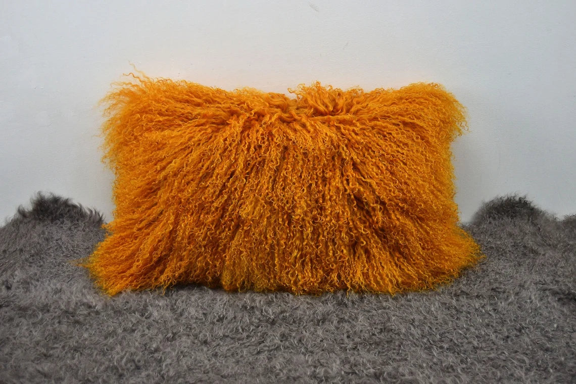 Housse de coussin en fourrure d'agneau tibétaine/mongole jaune curcumine