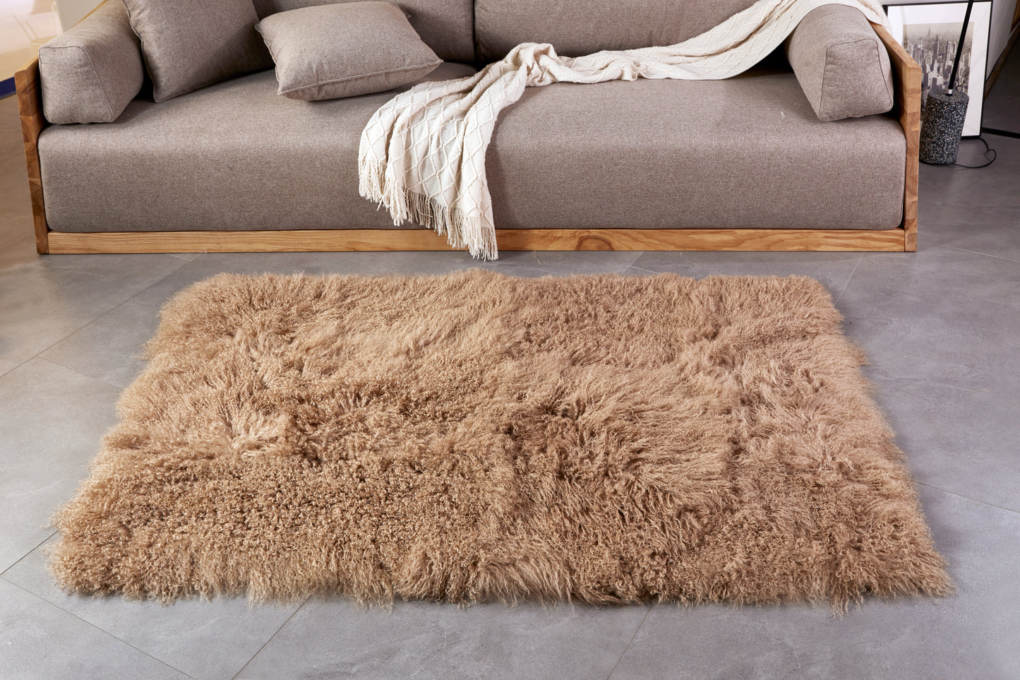 Tapis en fourrure d'agneau mongol/tibétain beige foncé