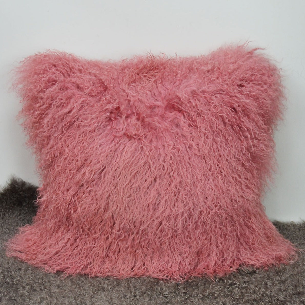 Housse de coussin en fourrure d'agneau tibétaine/mongole rose moyen 