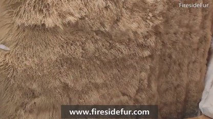 Tapis en fourrure d'agneau mongol/tibétain beige foncé
